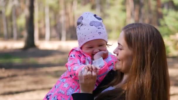 Glückliche Junge Mutter Die Mit Ihrer Kleinen Tochter Wald Spaziert — Stockvideo