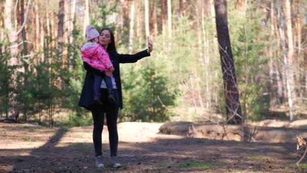 Šťastná Mladá Matka Procházky Lese Svou Malou Dcerou — Stock video