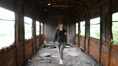 Genç kız eski tren yürüyüş. Ağır çekim.