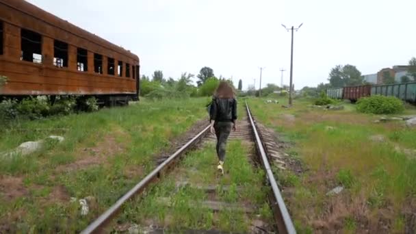 Çekici Kız Terk Edilmiş Tren Yürüyen Siyah Ceket Izler Stok Video