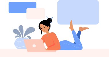 Dizüstü bilgisayarı olan kız yerde yatıyor.