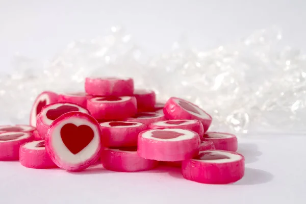 Pembe Yuvarlak Beyaz Candys Beyaz Zemin Üzerine Kırmızı Kalp — Stok fotoğraf