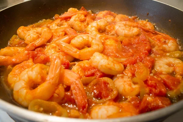 Gamberi Fritti Pronti Con Verdure Padella Sul Fornello — Foto Stock