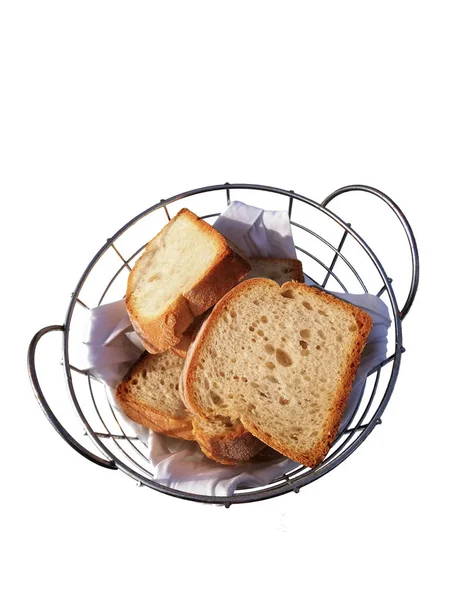 Белый квадратный хлеб в металлической корзине на салфетке — стоковое фото
