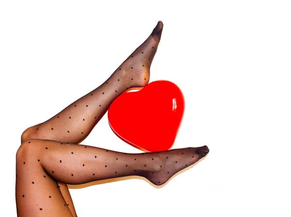Kadın ayakları kırmızı kalp ballon tutarak siyah tayt — Stok fotoğraf