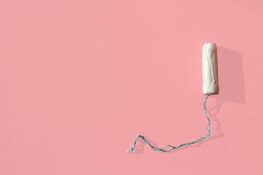 Beyaz pembe arka plan üzerine tampon. Pink izole. Kadının hijyen ve sağlık