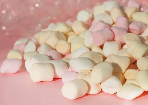 Marshmallows na růžovém pozadí s copyspace. Plochý ležel nebo horní pohled s boke na pozadí. — Stock fotografie