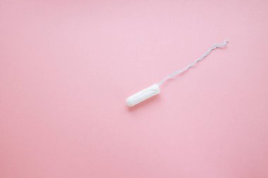 kadın Hijyen Intimate ürün - pembe bir arka plan üzerinde sıhhi tampon.