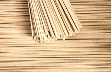 Kurutulmuş karabuğday soba erişte arka plan ve paket, üst görünümü. 