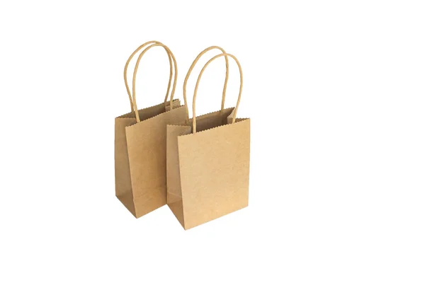 Dois sacos de compras de papel marrom com as mãos isoladas no fundo branco — Fotografia de Stock