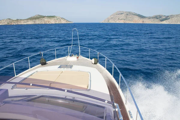 Vue grand angle de l'avant du yacht à l'heure d'été de la mer Photo De Stock