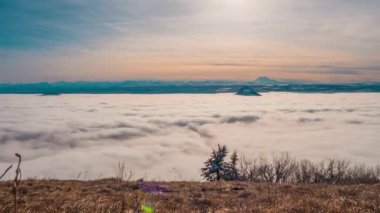 4 k kaliteli görüntüleri. Güzel bir okyanus bulutlar dağlar başında taşır. Doğal görünümü gökyüzünün yukarıda bulutların üstünde. Ufukta beyaz ridge ve Avrupa - Elbrus en yüksek Dağı. Bulutlar çok hızlı hareket.