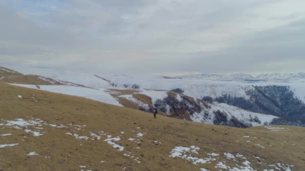 Ένας Τουρίστας Μπατόν Πεζοπορίας Και Ένα Τεράστιο Σακίδιο Φόντο Χιονισμένα — Αρχείο Βίντεο