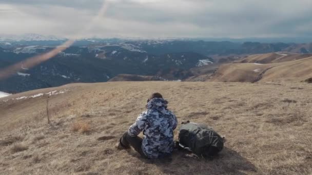 Turista Con Bastones Trekking Una Enorme Mochila Sobre Fondo Montañas — Vídeo de stock