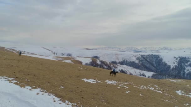 Турист Пішохідними Полюсами Величезним Рюкзаком Тлі Засніжених Гір Навесні Піднімається — стокове відео