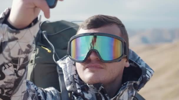 Turistovi Trekingových Holí Obrovský Batoh Pozadí Zasněžených Hor Jaře Stoupá — Stock video