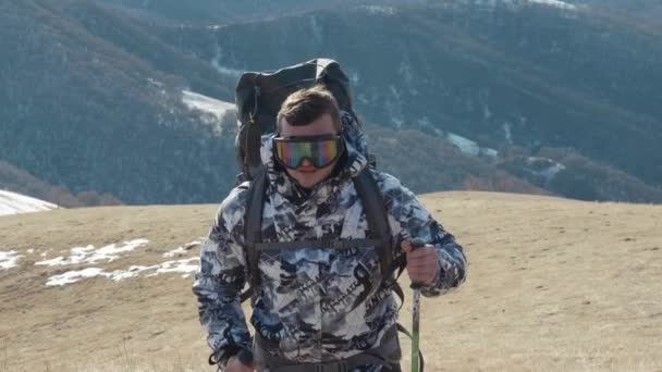 Turista Con Bastones Trekking Una Enorme Mochila Sobre Fondo Montañas — Vídeos de Stock