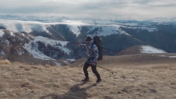 Turista Com Postes Trekking Uma Enorme Mochila Contra Fundo Montanhas — Vídeo de Stock