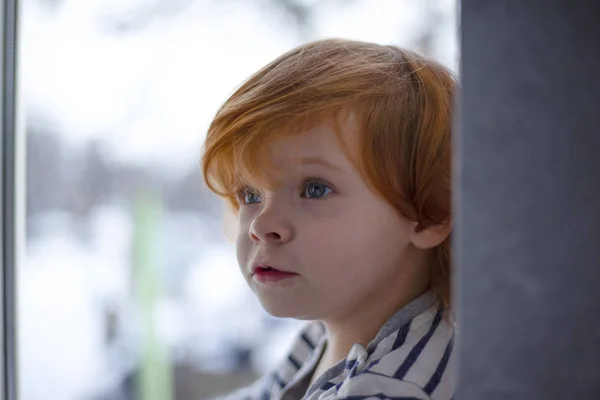Маленькая Девочка Рыжими Волосами Окна Рыжая Маленькая Девочка — стоковое фото