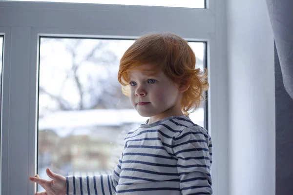 Маленькая Девочка Рыжими Волосами Окна Рыжая Маленькая Девочка — стоковое фото
