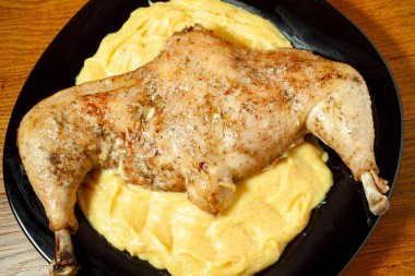 buruşuk patateslerle fırında pişmiş tavuk budu