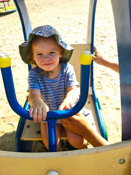 Маленькая Девочка Играет Детской Площадке Теплым Солнцем — стоковое фото
