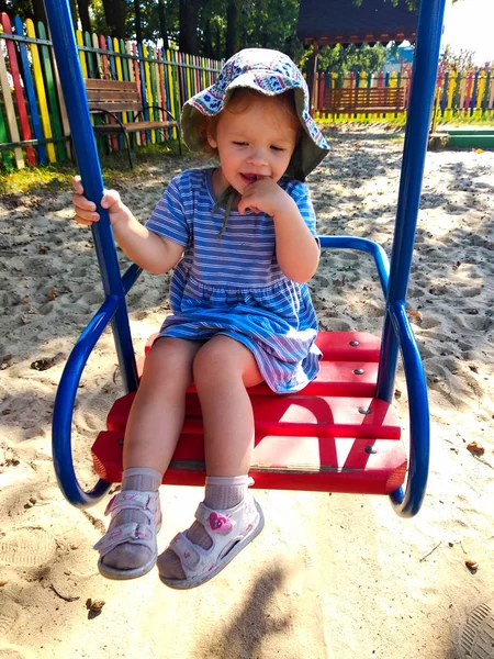 Маленькая Девочка Играет Детской Площадке Теплым Солнцем — стоковое фото