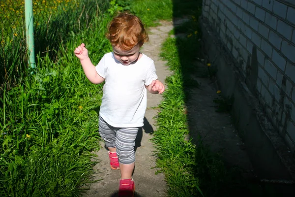 Uma Menina Ruiva Pequena Idade Ano Idade Corre Redor Quintal — Fotografia de Stock