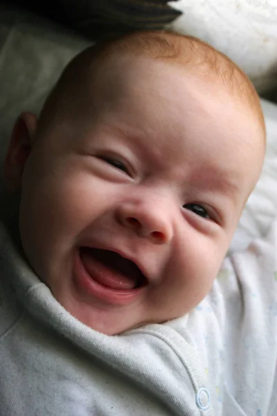 Bebê Dois Meses Sorri Alegra Olha — Fotografia de Stock