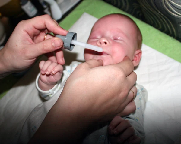 Piccolo Bambino Malato Mamma Gocce Raffreddore — Foto Stock