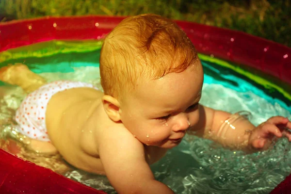 Una Piccola Ragazza Sei Mesi Con Capelli Rossi Spruzzi Piscina — Foto Stock