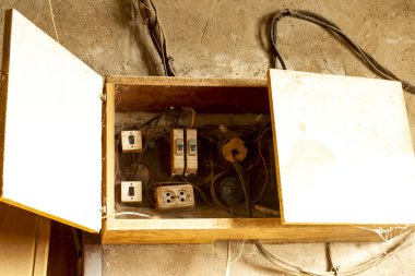 eski elektrik metre ahşap atölyesinde