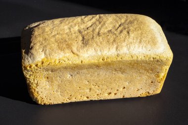 karanlık bir arka plan üzerinde ev yapımı karaciğer ekmek