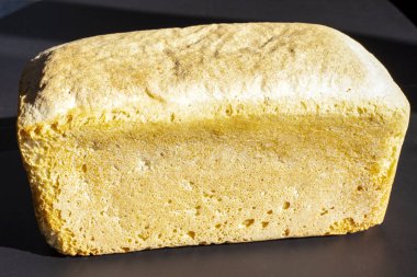 karanlık bir arka plan üzerinde ev yapımı karaciğer ekmek