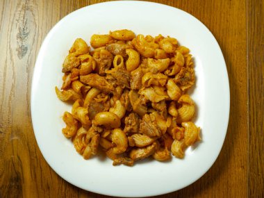 makarna et ve beyaz bir tabak içinde sos ile