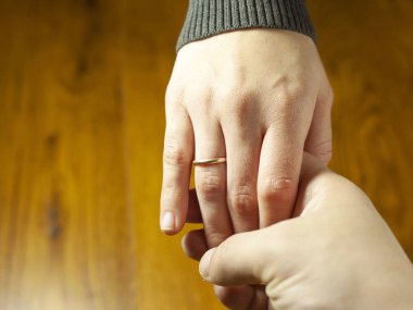 İhale kucaklama çiftler, ilişkiler ve daha fazlası, evlilik kavramı bir koca ve karısı, bir evlenme teklifi elinde örnek tarafından gösterilir