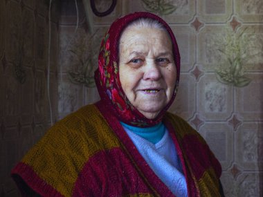 Kiev, Ukrayna, 02.23.2019: eski Ukraynalı büyükanne emekli bir başörtüsü