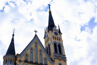 Holy Cross montajı fastovskaya Kilisesi Romano-Gotik formları, neo-Gotik tarzda yapılmış ve asimetrik formları içerir