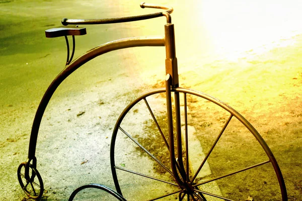 公園自転車に大きな前輪と小さな後輪を持つ古いレトロな金属製自転車を果たします — ストック写真