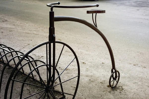 Old Retro Metal Bike Large Front Wheel Small Rear Wheel — Stock Photo, Image