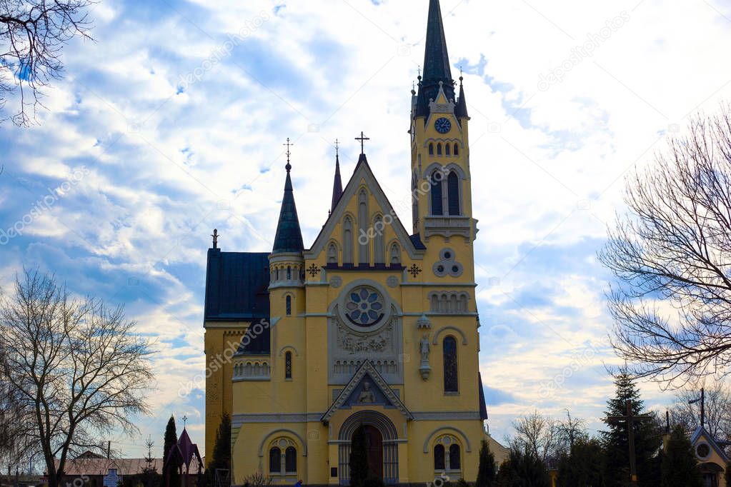 The fastovskaya church of the erection of the Holy Cross is made in the Romano-Gothic forms, in the neo-Gothic style and contains asymmetric forms