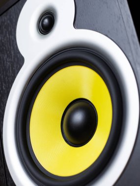 mobil üzerinden çalan ses sistemi, telefona bağlı büyük sarı hoparlörler