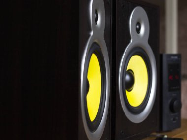 mobil üzerinden çalan ses sistemi, telefona bağlı büyük sarı hoparlörler