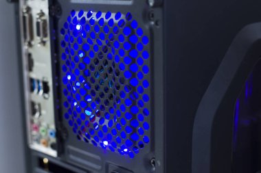 mavi ışık hava soğutucu ile bilgisayar