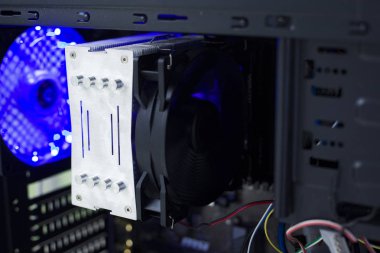 mavi ışık hava soğutucu ile bilgisayar