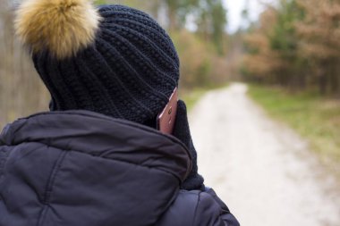 cep telefonuyla konuşan bir kız. kadın sıcak kış eldivenleri cep telefonu tutan hücresel iletişim kurar 