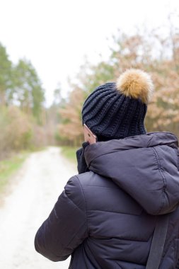 cep telefonuyla konuşan bir kız. kadın sıcak kış eldivenleri cep telefonu tutan hücresel iletişim kurar 