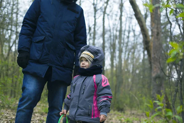 Pai e filha foram dar um passeio na floresta de primavera. pai e menina caminhando no parque — Fotografia de Stock