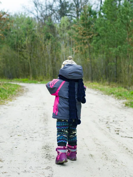 Menina andando na floresta no início da primavera envolto em um lenço — Fotografia de Stock