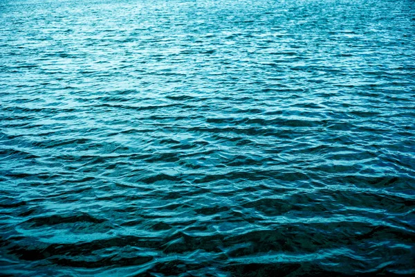 Textura de pequenas ondas de um mar calmo. Ondas aquamarinas costeiras tranquilas — Fotografia de Stock